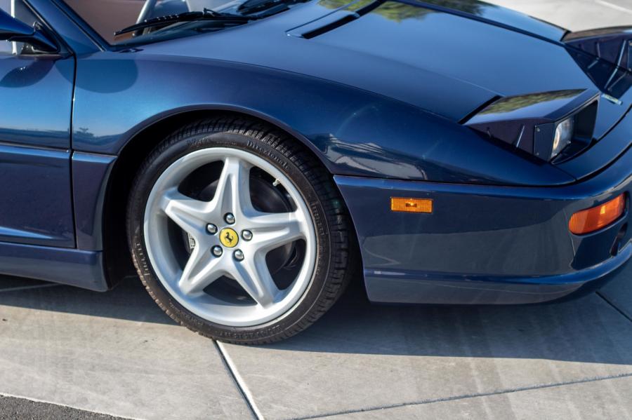 Детали экстерьера Ferrari F355 Spider 1995 года  (фото 54 из 149)